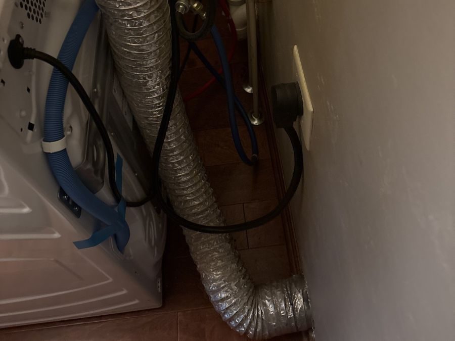 Flexible foil transition duct connecting a clothes dryer to the wall vent